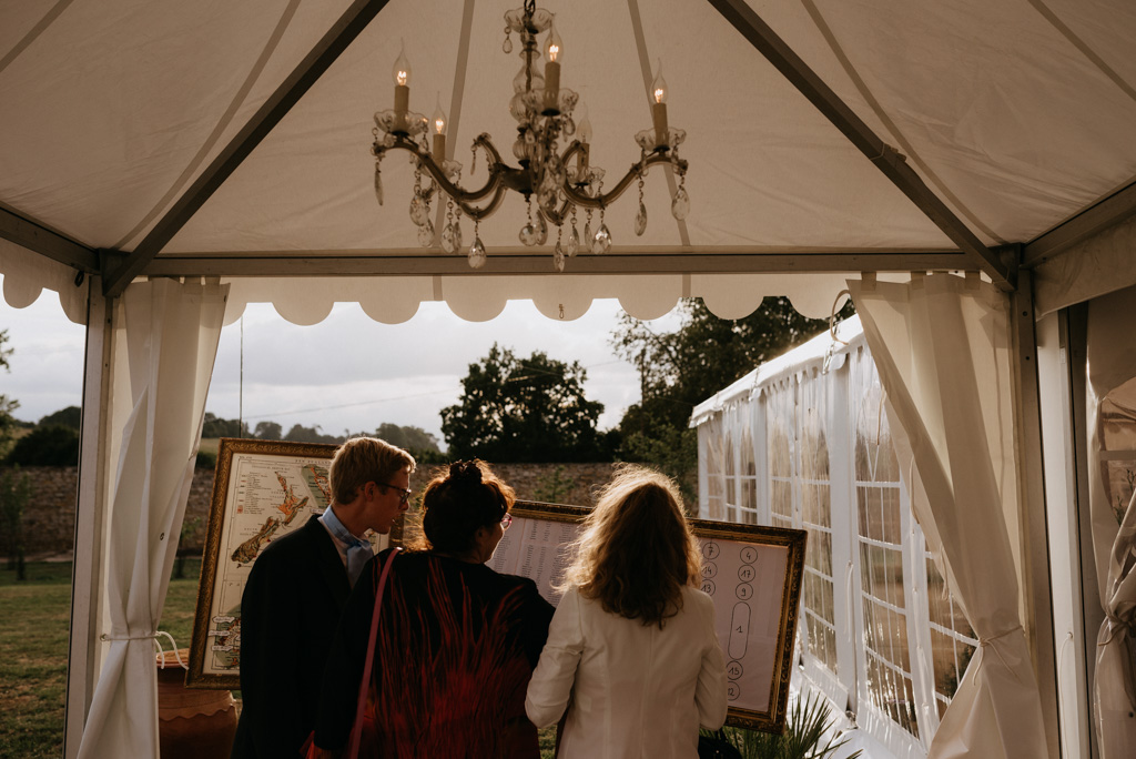 plan de table mariage tente cadres lustre