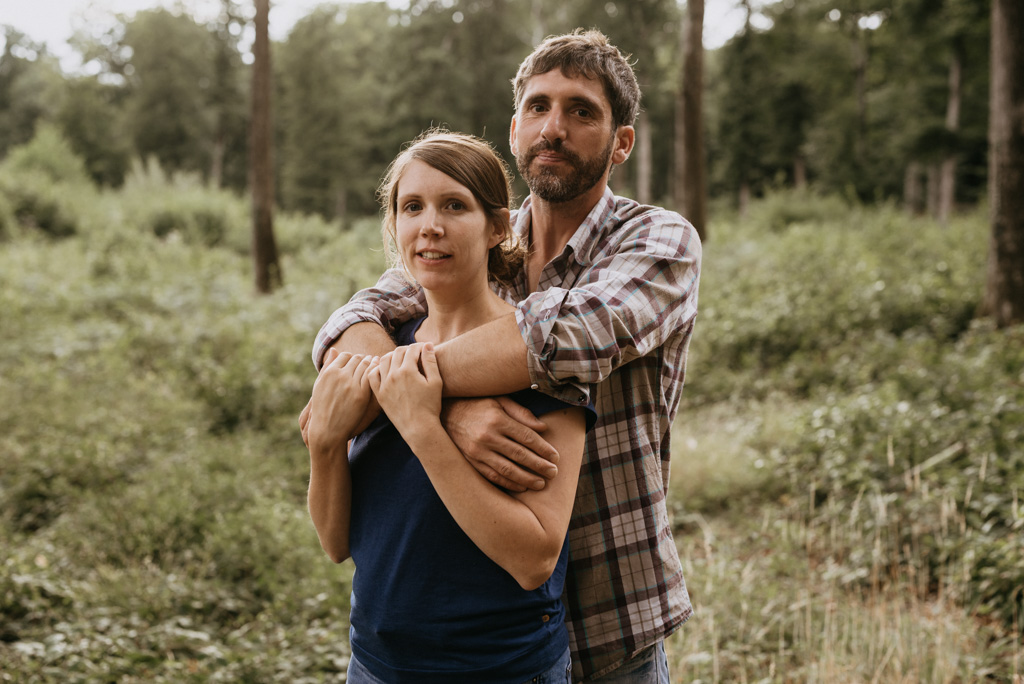 couple l'un contre l'autre séance engagement