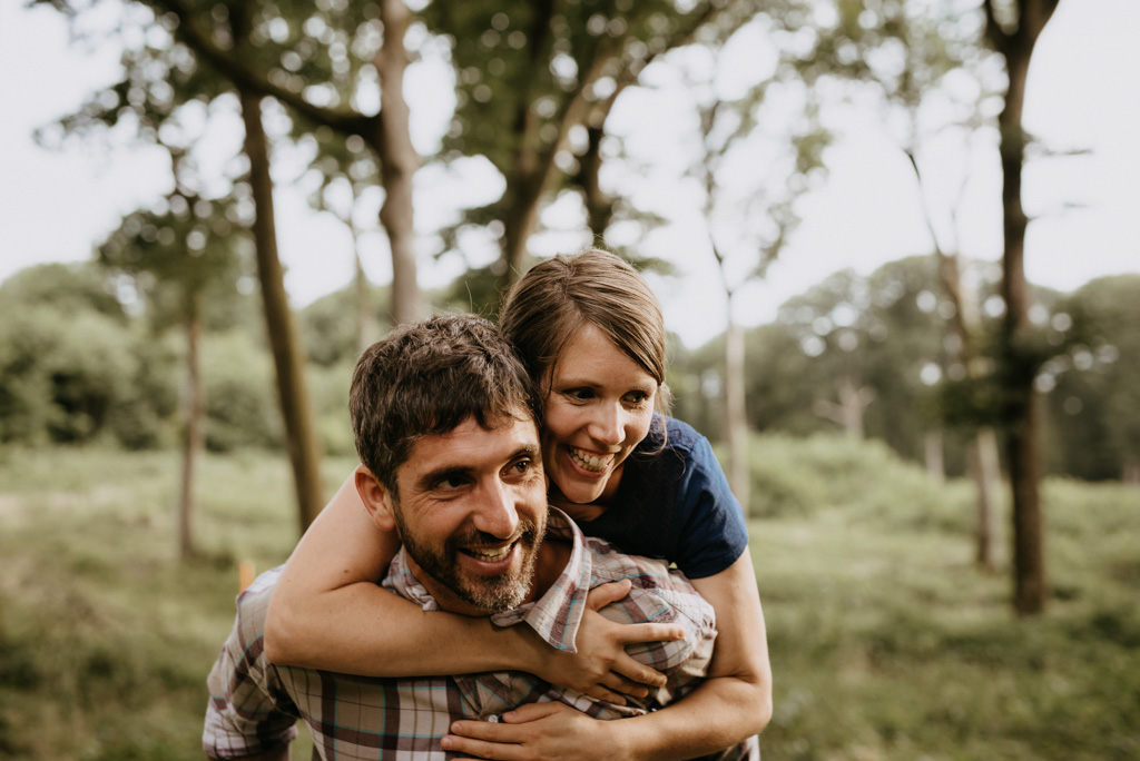 séance engagement Vendée Mervent couple rigole sur les épaules arbres