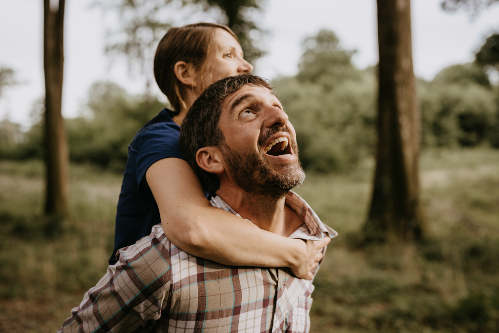 couple rigole sur les épaules