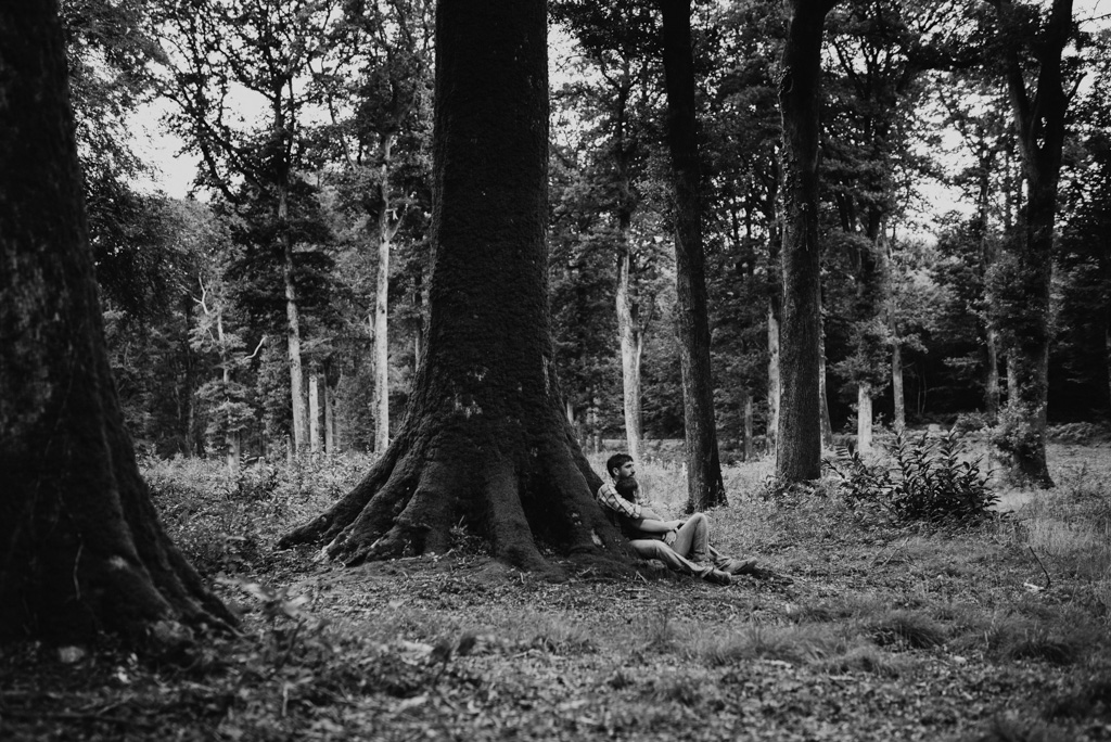 arbre couple assis contre tronc noir blanc