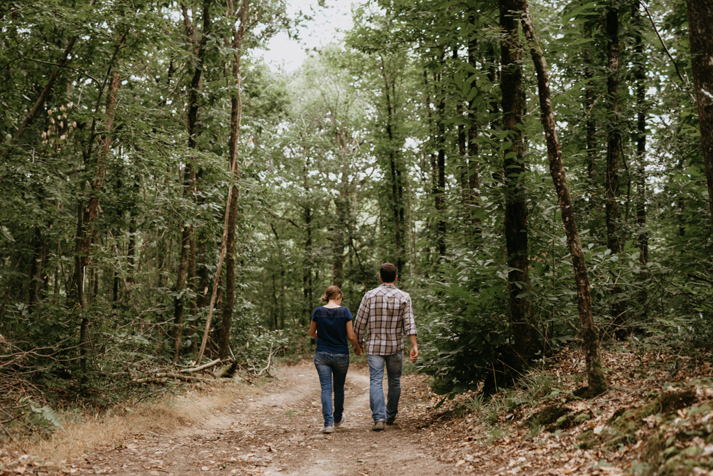 couple balade en forêt arbres