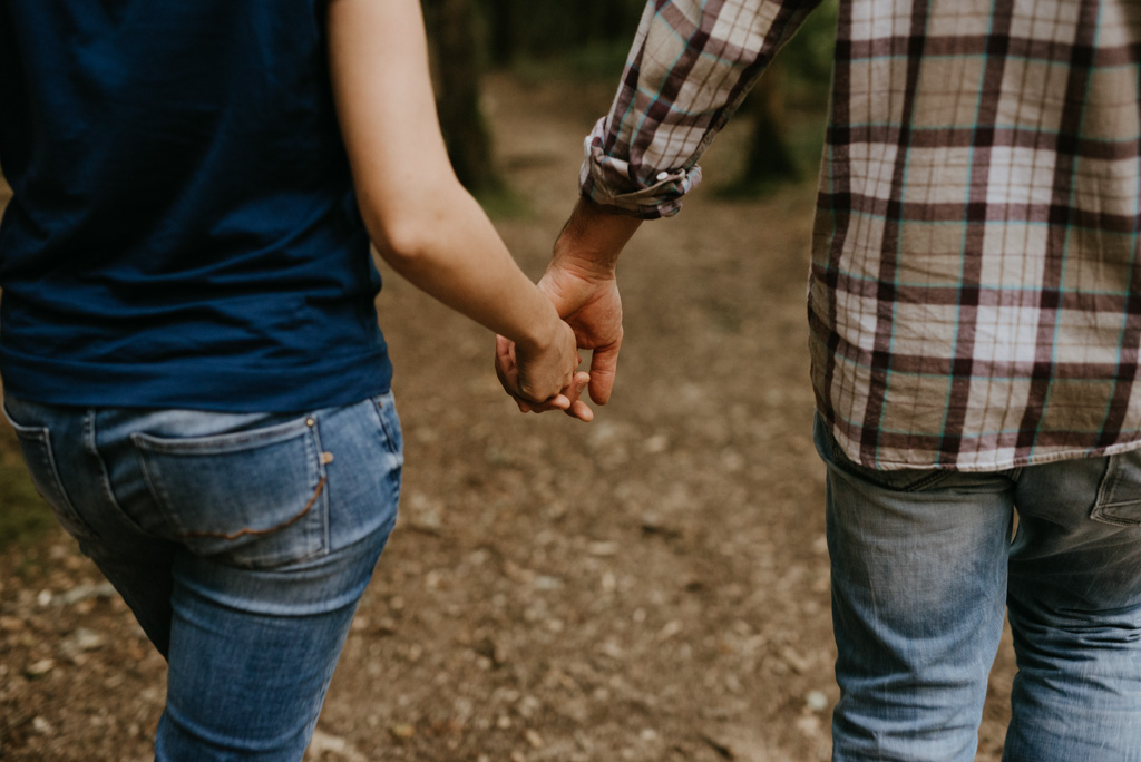 couple main dans la main chemin