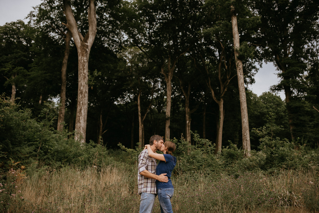 couple s'embrasse engagement forêt Mervent Vendée