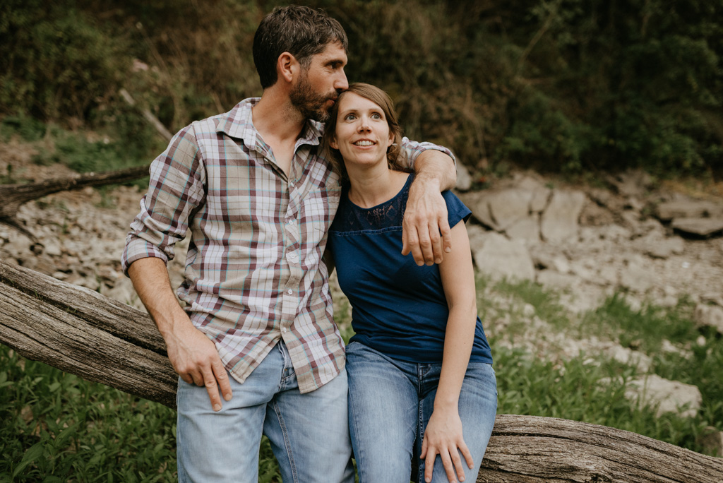 séance engagement Vendée couple s'embrasse assis sur un tronc