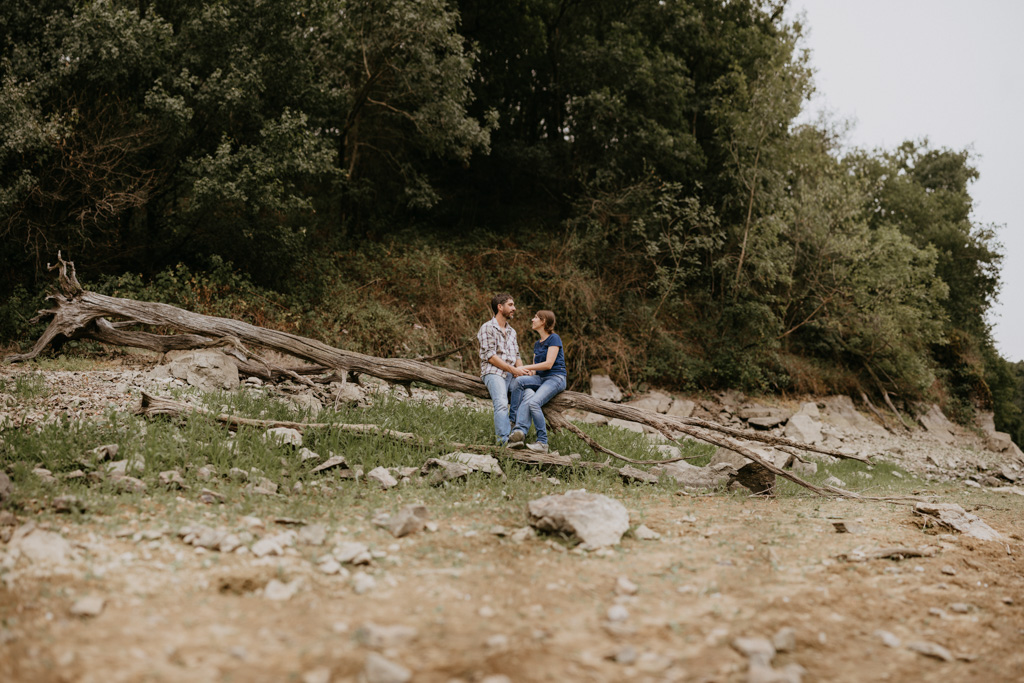 séance engagement Vendée couple Brenizer tronc arbre vallée Mervent