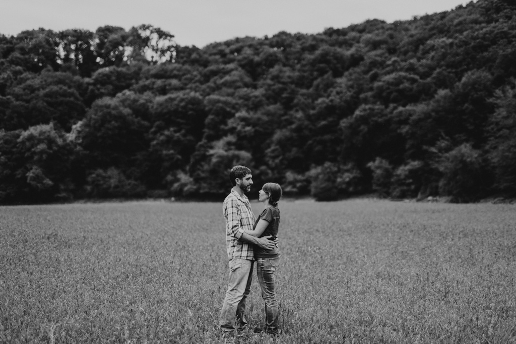 couple noir et blanc séance engagement Mervent