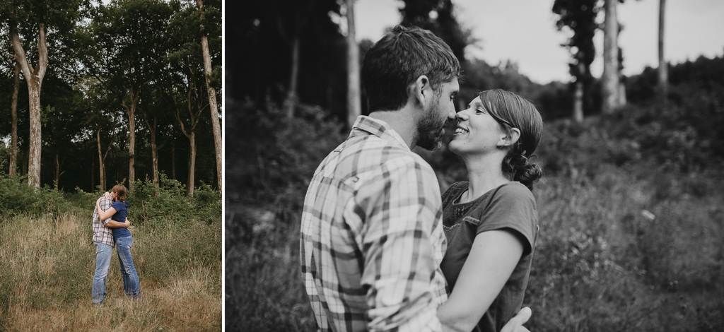 couple enlacé forêt arbres sourire noir blanc