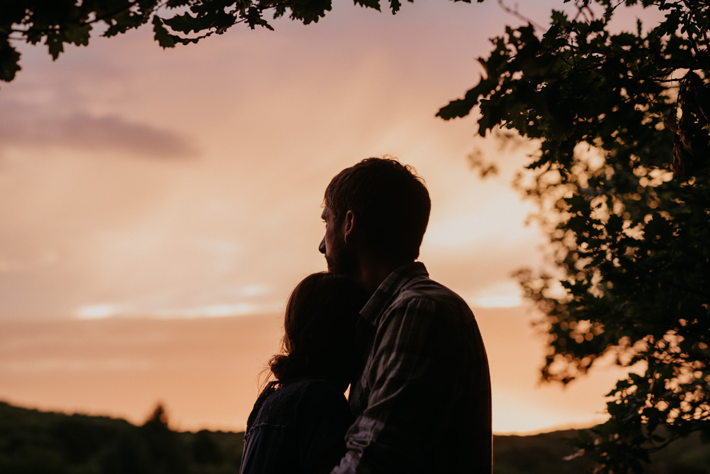 coucher soleil couple enlacé