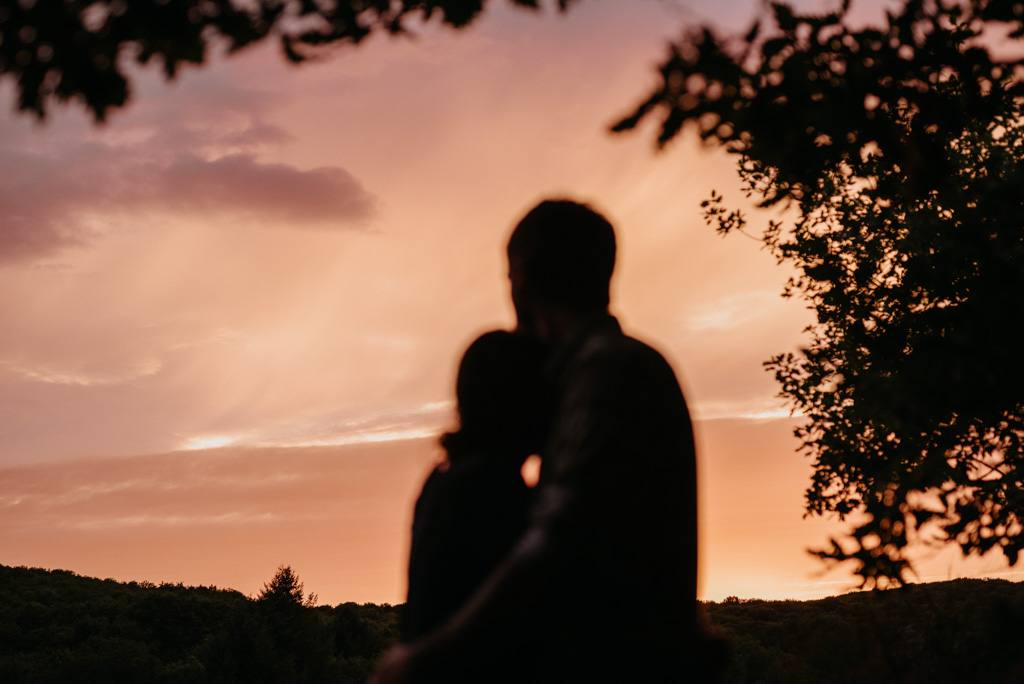 séance engagement Vendée coucher soleil Mervent vallée