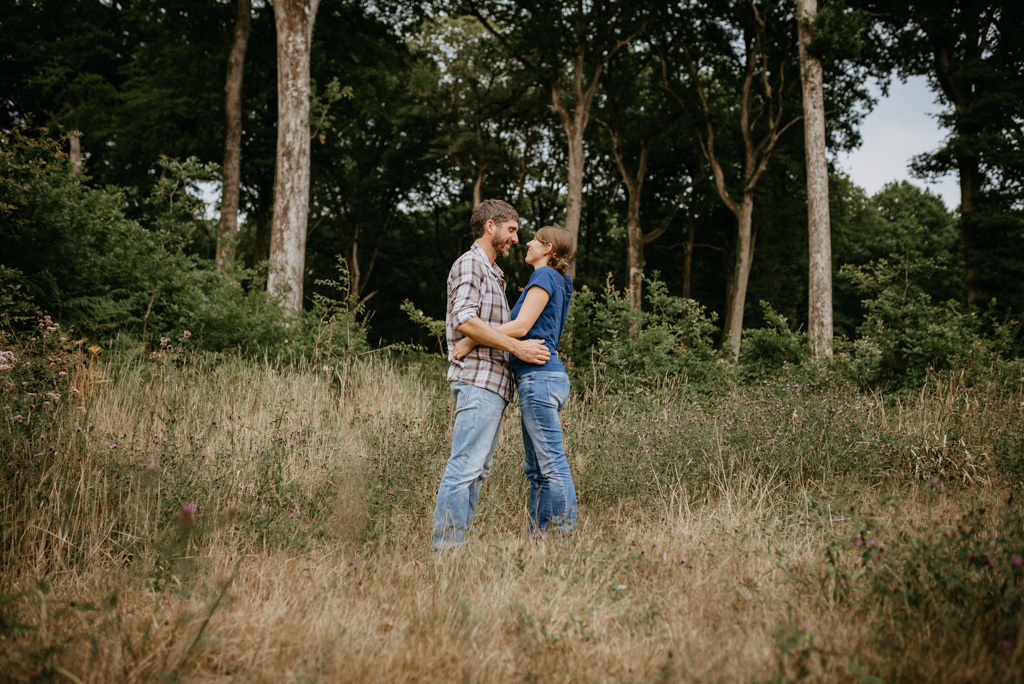 couple l'un en face de l'autre arbres forêt