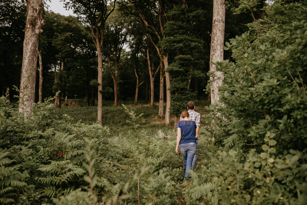 couple balade forêt fougères arbres