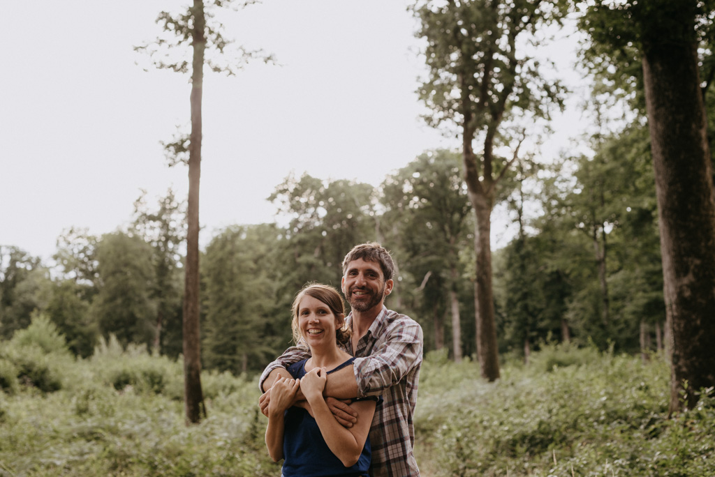 couple enlacé séance engagement sourire arbres