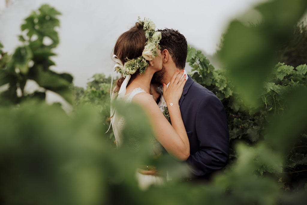 baiser mariée vignes château fumigène mariage