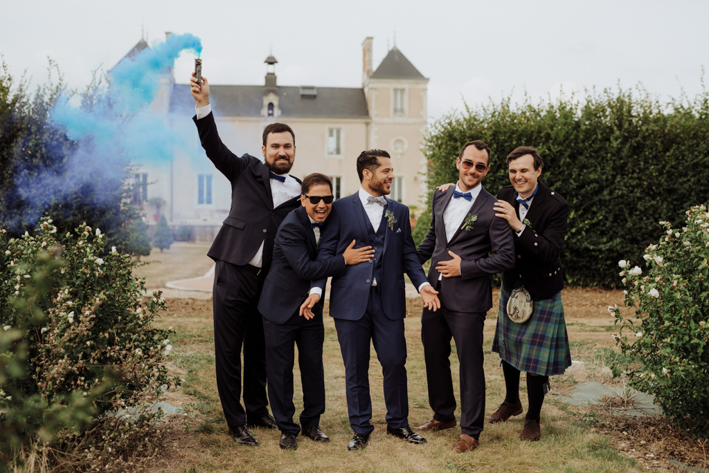 photo groupe témoins marié fumigène