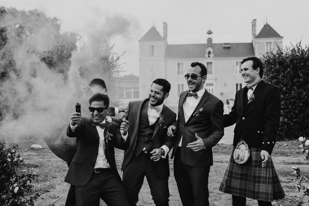 mariage Sébrandière fumigène témoins mariés rigolent rire noir et blanc