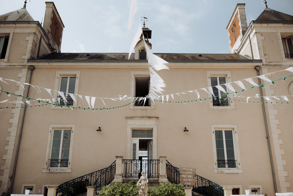 mariage Vendée fanion château sébrandière vent soleil ciel bleu