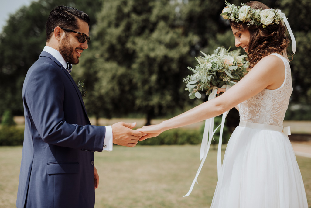 Mariage Vendée Sébrandière marié regarde mariée bouquet robe