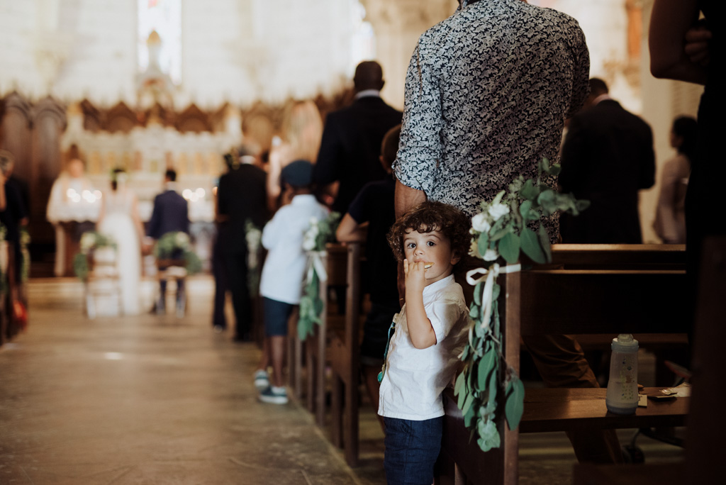 garçon mariage allée église gâteau