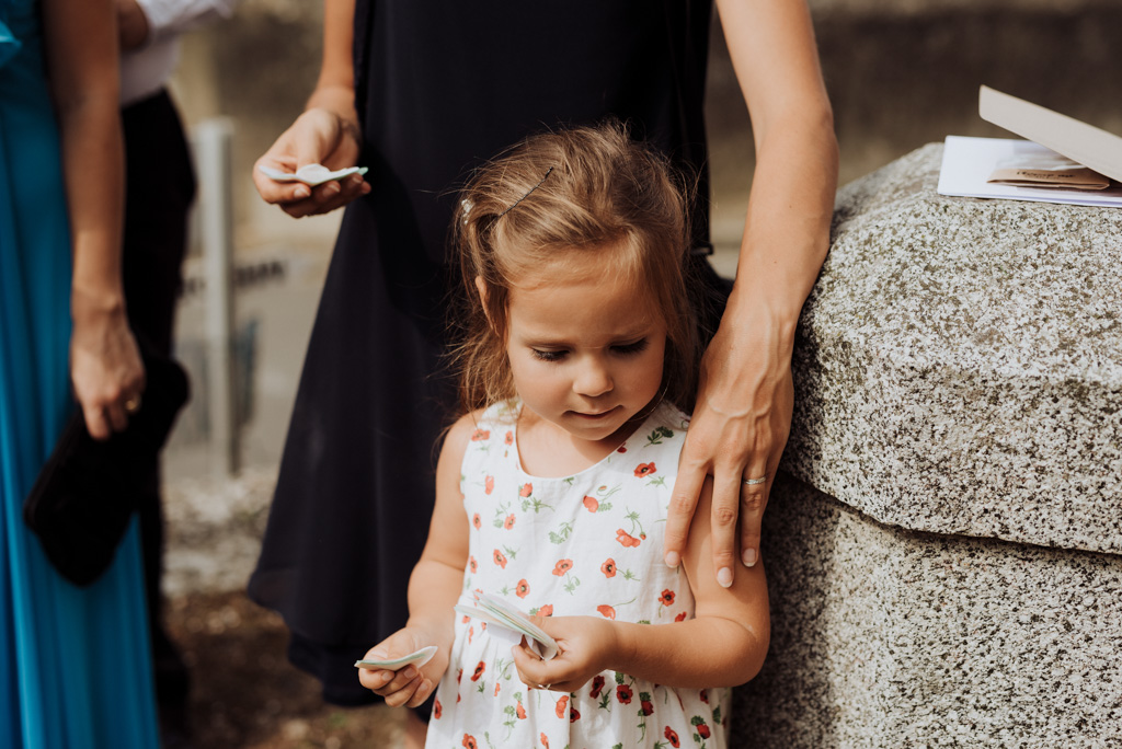 petite fille sortie église cotillons