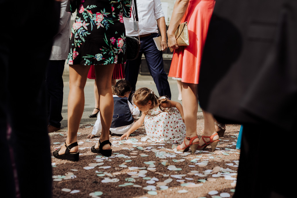 enfants ramassent cotillons sortie église