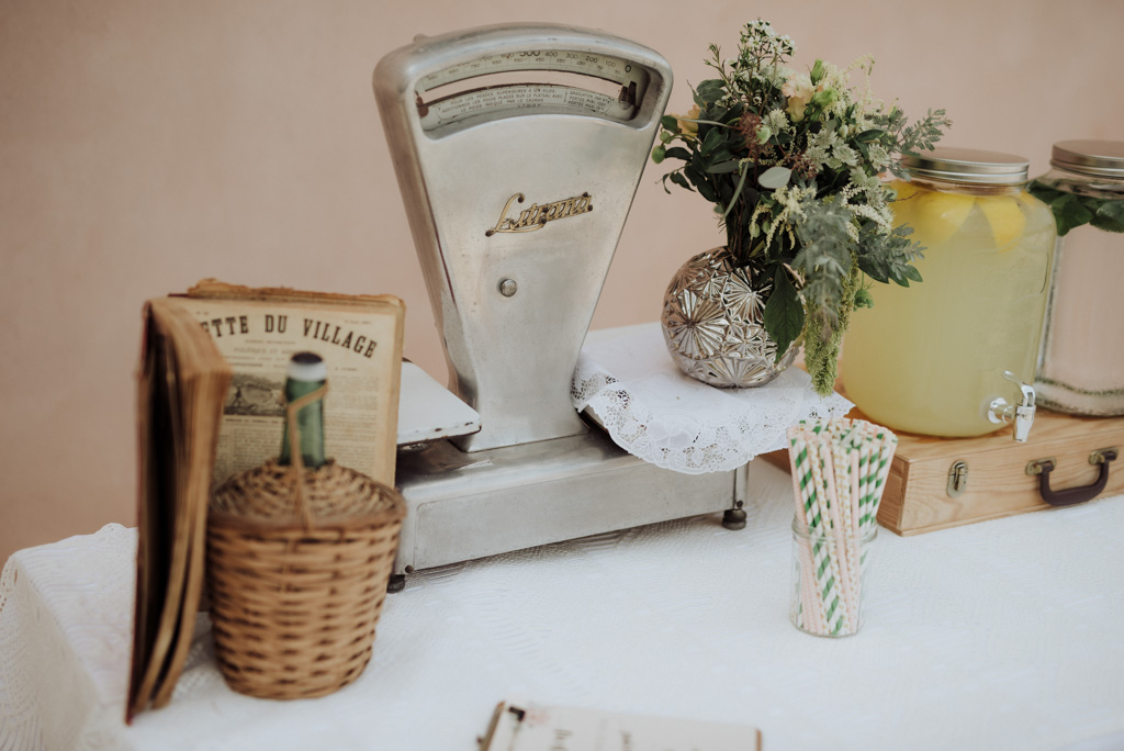 décoration cocktail mariage objets livres anciens