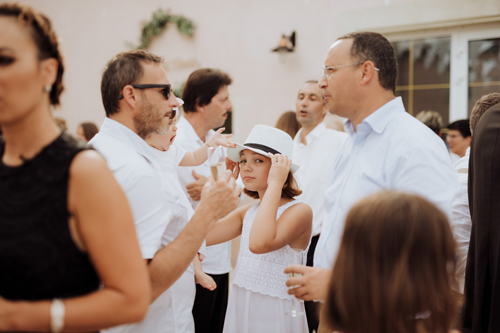 invités enfants regardent chapeau