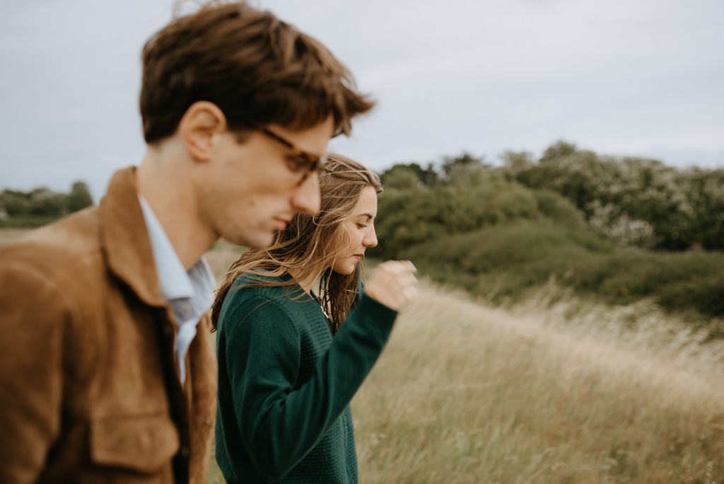 couple marche séance engagement dune