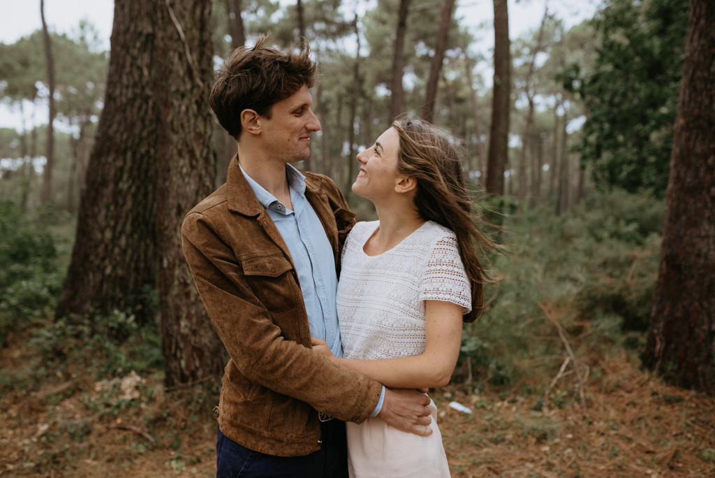 couple se regarde sourit pins arbres Pont-Mahé