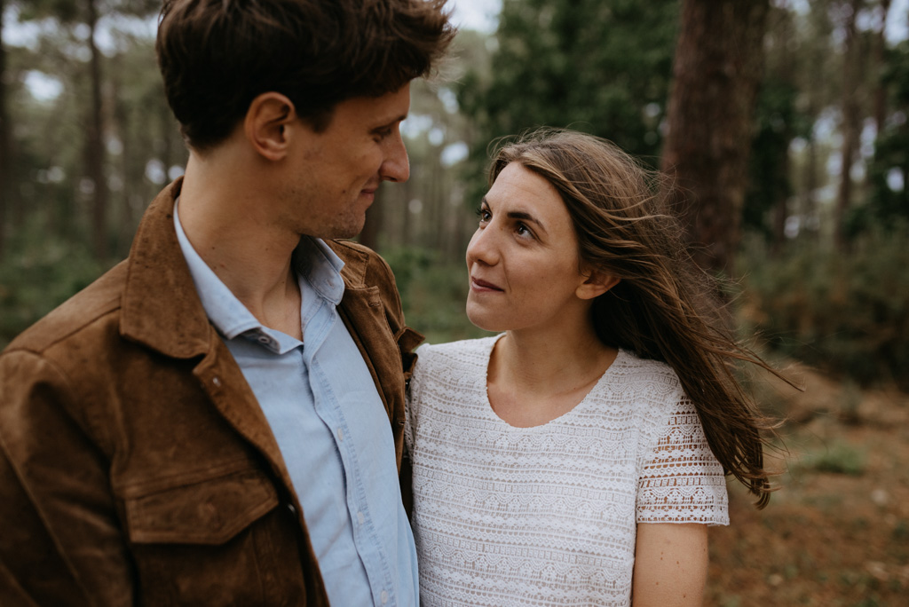 regard couple arbres forêt Assérac mariage