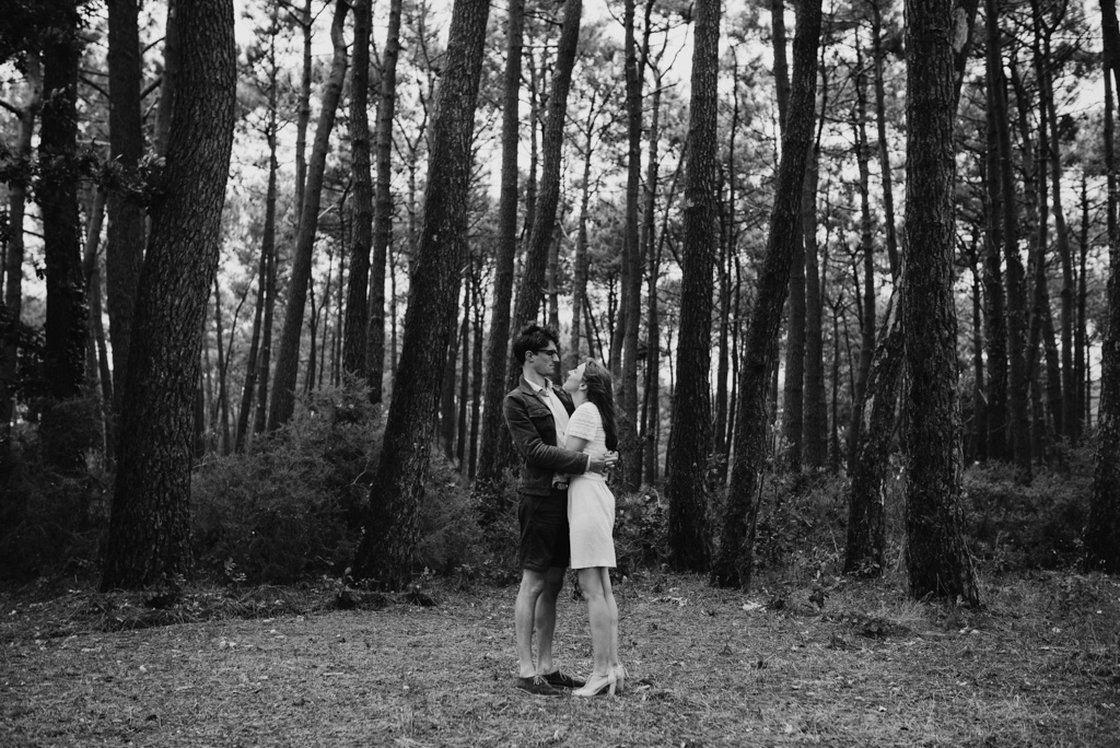 couple se regarde arbres grands noir et blanc Assérac