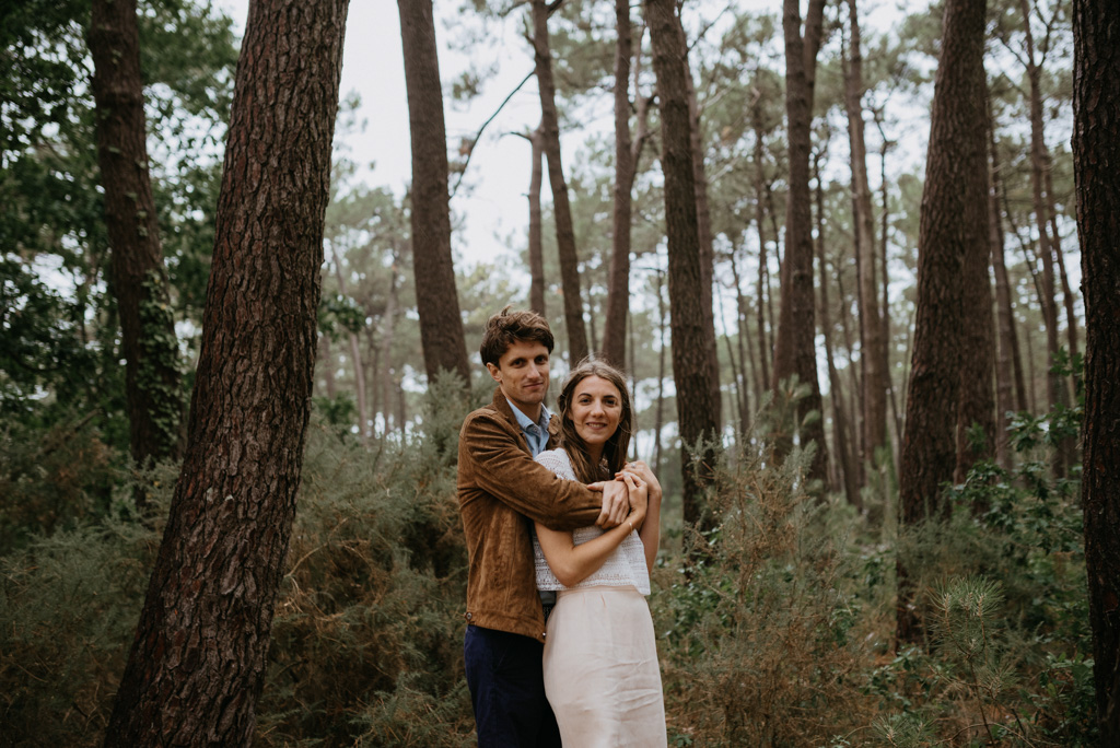 couple enlacé bras arbres sourire Pont-Mahé