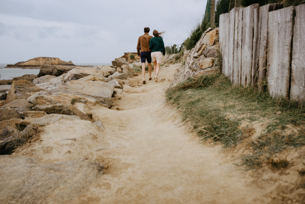 Pointe du Bile séance engagement couple chemin rochers