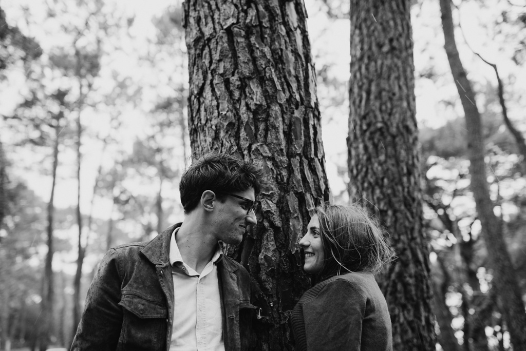 séance engagement Assérac rire couple arbres noir et blanc tronc écorce baie de Pont-Mahé