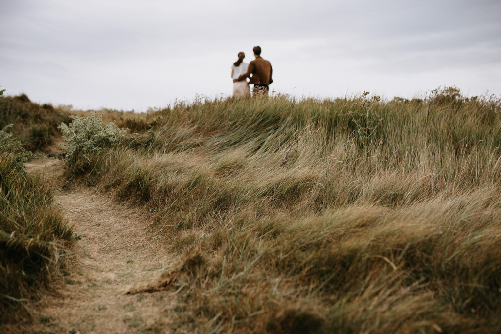 couple côte engagement herbes vent Morbihan nuages