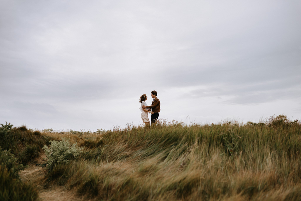 vent cheveux couple séance engagement Morbihan mariage