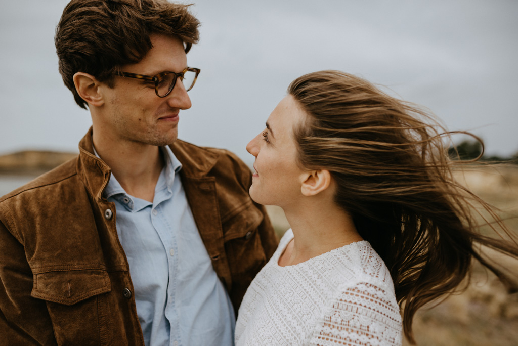 séance engagement Pénestin cheveux dans le vent couple se regarde sourire