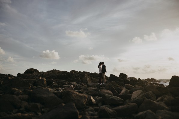 séance couple engagement plage paracou sables d'olonne rochers