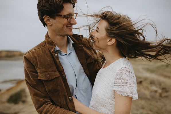 cheveux dans le vent séance engagement sourire couple la baule