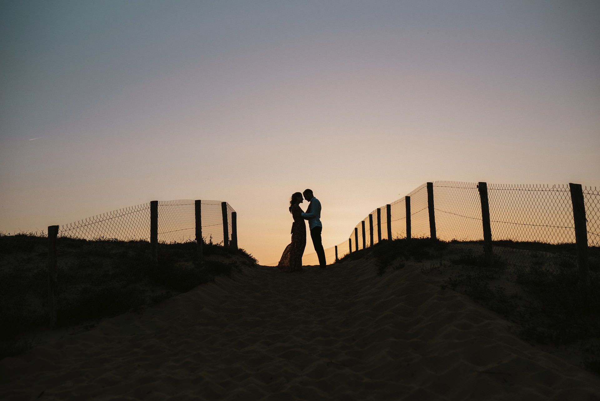 séance engagement couple dune plage contre-jour coucher de soleil