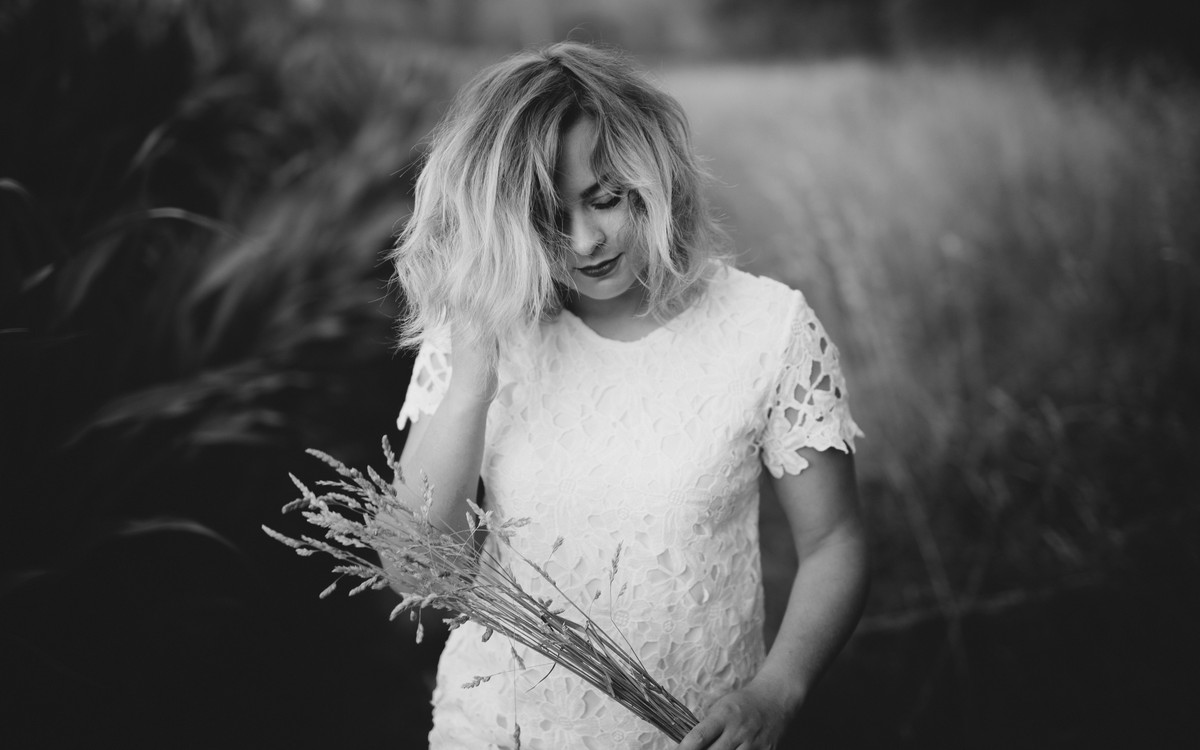 portrait jeune femme bouquet robe blanche noir et blanc