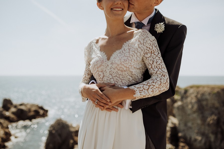 photos de couple mains mariés mer soleil