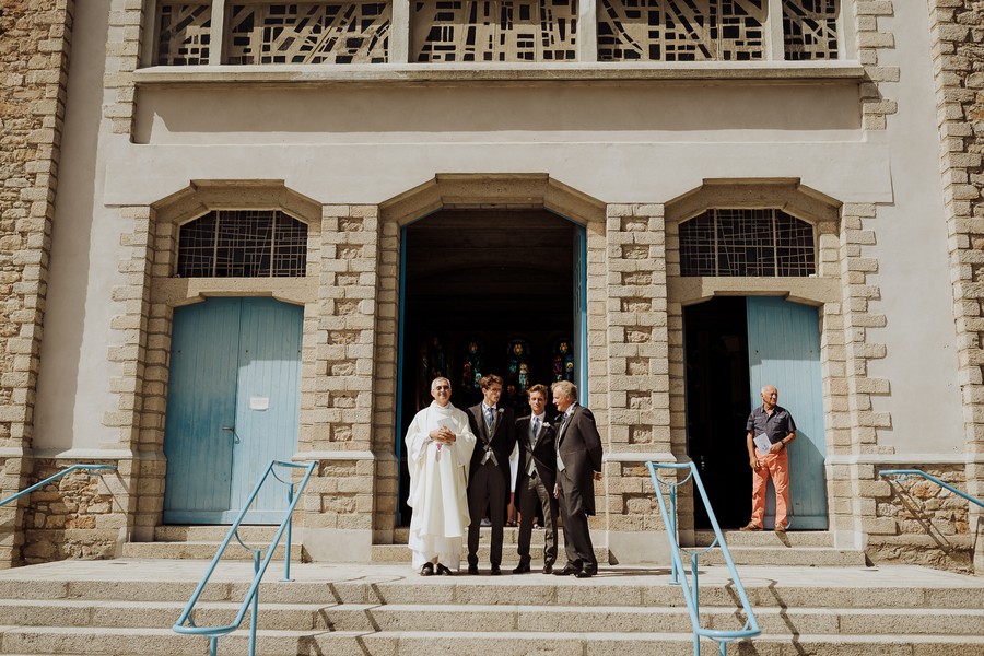 entrée église marié témoins père attendent