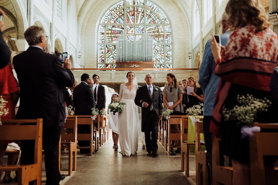 entrée mariée église papa père allée