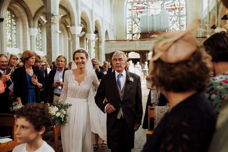 mariée papa pleurs entrée église