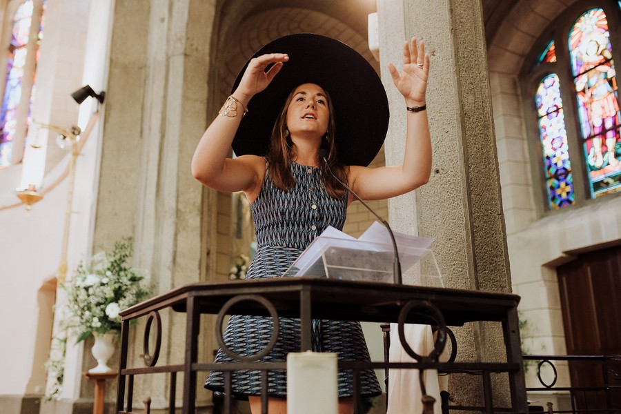 chant églsie mariage témoin chapeau