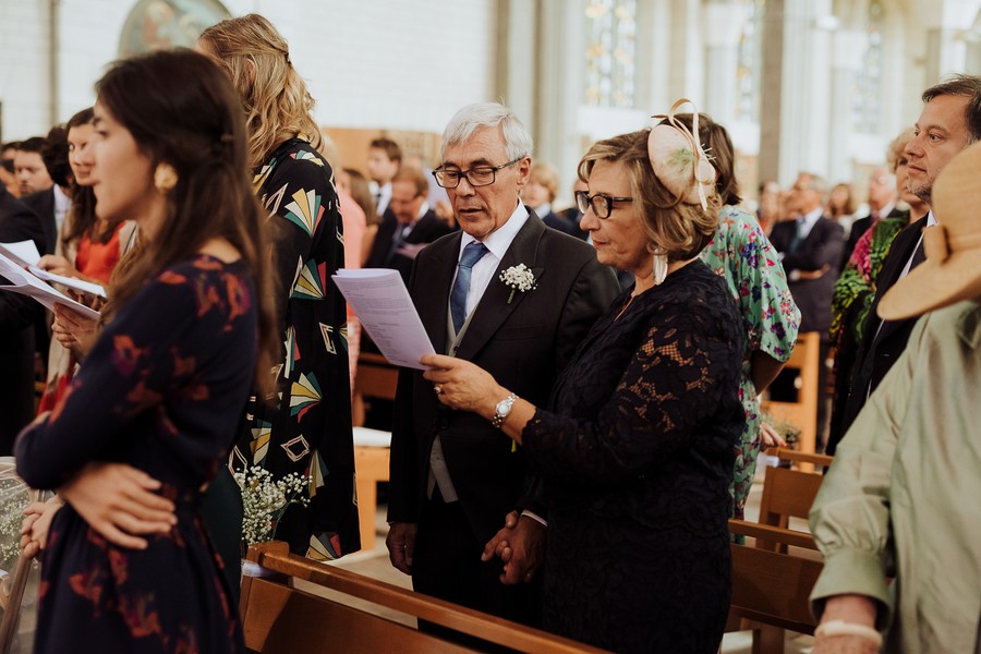 parents mariée chantent église