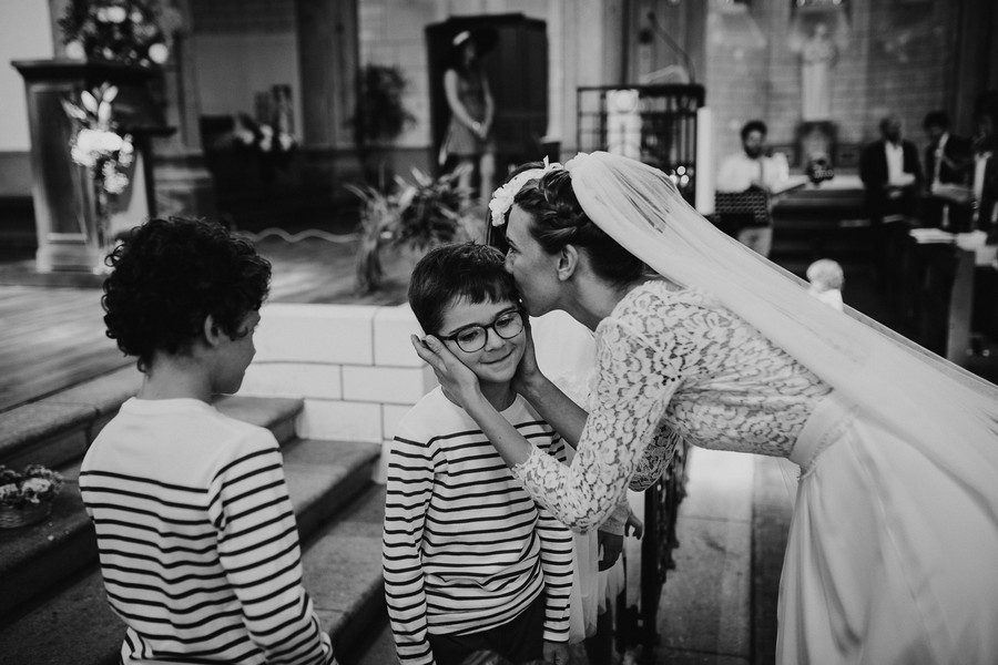 baiser mariée enfant d'honneur sourire