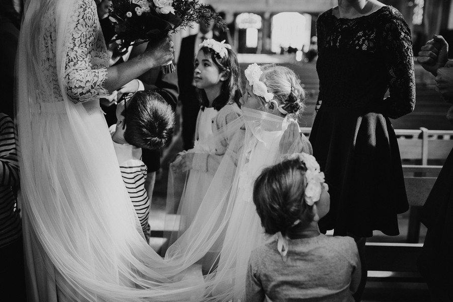 enfant fille joue avec voile mariée