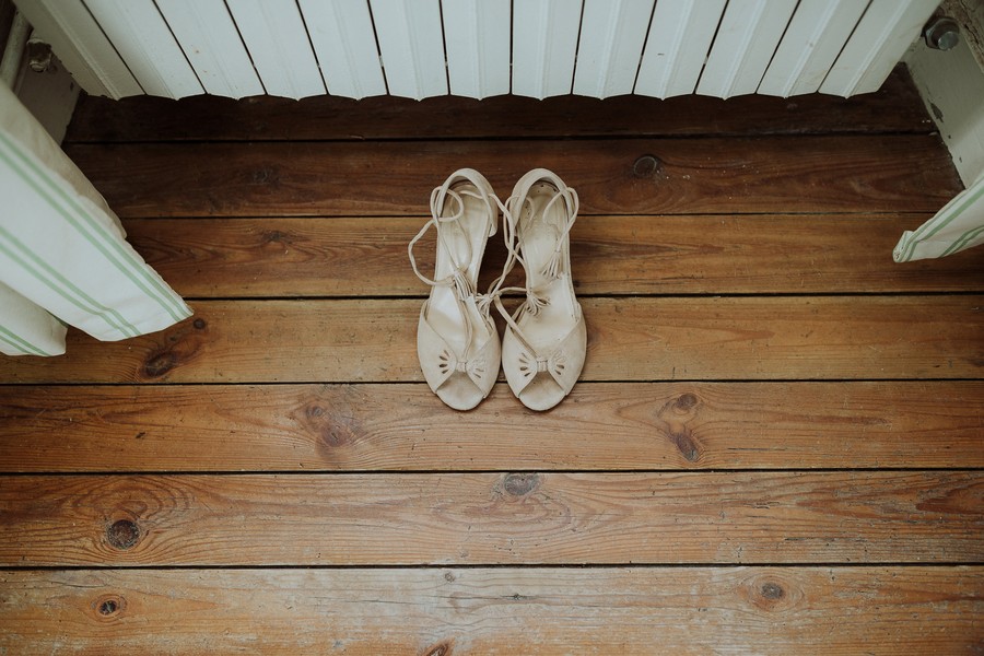 chaussure mariée préparatifs parquet bois